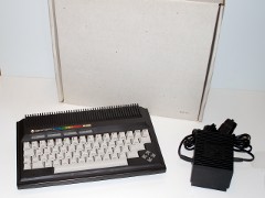 Der Commodore 232 mit Original-Verpackung und Netzteil.