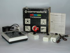 De Commodore 3000H met originele verpakking, gebruiksaanwijzing en voeding adapter.
