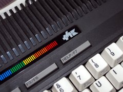 Het afwijkende logo van de Commodore +4.
