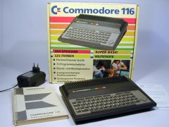 De Commodore C116 met originele verpakking, gebruiksaanwijzing en voeding adapter.
