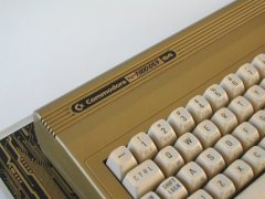 Die Seriennummer des goldenen Commodore 64. (1.000.0037)