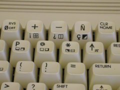 De Spaanse versie van de Commodore C64c met afwijkende toetsen op het toetsenbord.