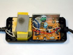 De binnenkant van de Commodore Max Machine voeding adapter.