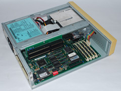Binnenzijde van de Commodore 286-16 Slimline computer.