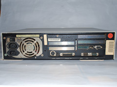 Achterzijde van de Commodore 386SX-16 computer.