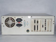 Achterzijde van de Commodore 386SX-25c computer.