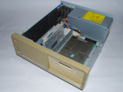 Binnenzijde van de Commodore PC 45-III computer.