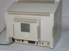 Die Rückseite des Commodore 1081 Monitor mit mehreren Schnittstellen.