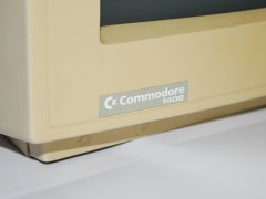 Het logo van de Commodore 1402 monitor.
