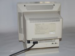 De achterzijde van de Commodore 1930 monitor.