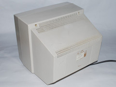 De achterzijde van de Commodore 76BM13 monitor.