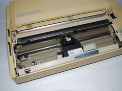 Binnenzijde van de Commodore MPS 1224c printer.