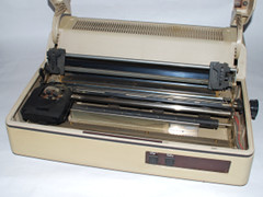 Binnenzijde van de Commodore MPP 1361 printer.