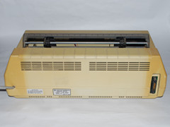 Achterzijde van de Commodore 8023P printer.